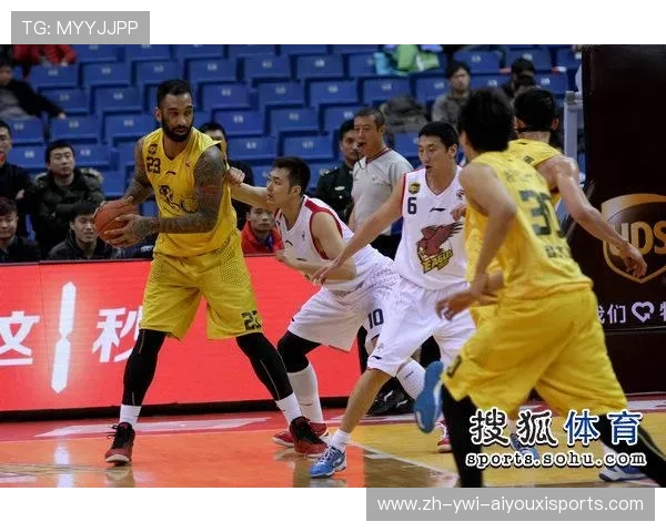 青岛男篮赛场内外展现足球式团队协作精神 助力球队拼搏向前 青岛男篮赛场内外展现足球式团队协作精神 助力球队拼搏向前